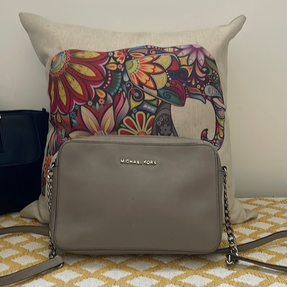 MICHAEL KORS JET SET CROSSBODY GRAY